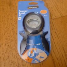 Fiskars Squeeze Punch XL Oval