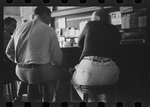 Photo 1930s men bar stools - on,