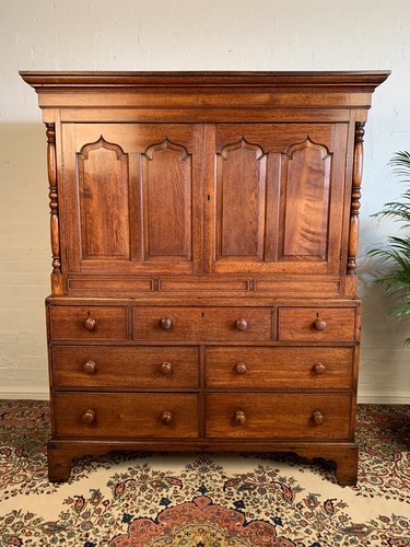Oak linen press - /, livery