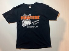 Hooters T-shirt mens size