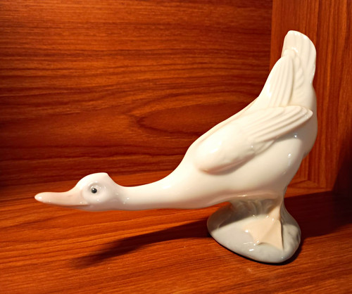 Nao lladro porcelain white - by,
