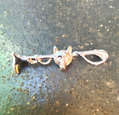 Silver fox head pin brooch - silver,