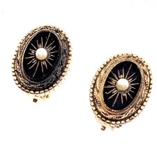 Sphinx clip on earrings gold