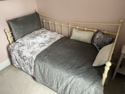Metal framed cream trundle - framed, bed