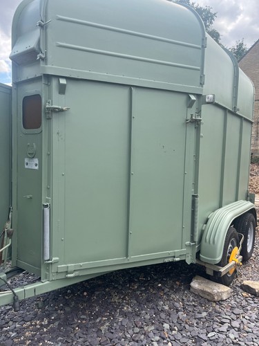 Twin axle horse trailer - horse, /