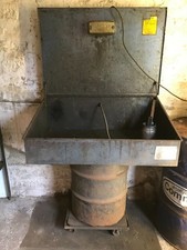 GARAGE WORKSHOP PARTS CLEANING