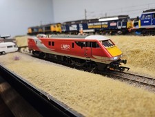 Hornby R3891 LNER Class 91 Bo-Bo Locomotive No.91118 "THE FUSILIERS" DCC Ready