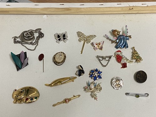Vintage brooches job lot - 20,