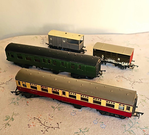 Tri ang train - carriages, 4