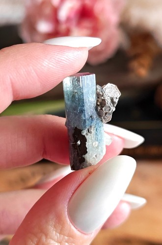 Vibrant blue aquamarine rod - vibrant,
