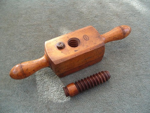 Thread cutting screw - thread, by