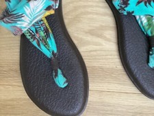 sanuk green yoga shoes worned once womens size 9