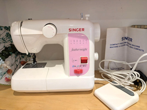 Singer model 100 - model, featherweight