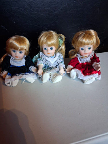 Lot girl dolls - 3,