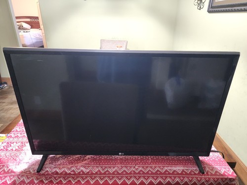 Smart tv with remote - 32",