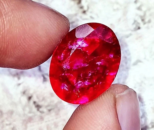 Oval cut natural - red, ruby