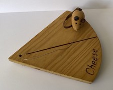 LOVELY VINTAGE RETRO NOVELTY WOODEN CHEESE BOARD WITH MOUSE CUTTER SLICER