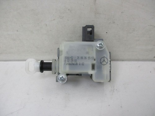 Actuator headrest adjuster - adjuster, for