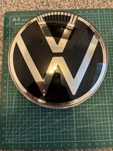 Front grille badge - front,