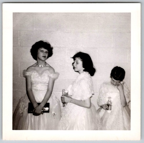 Vtg snapshot three girls - b&w,