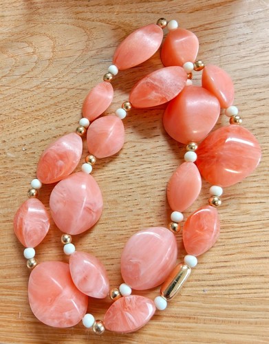 Vintage marbled bead necklace - marbled,