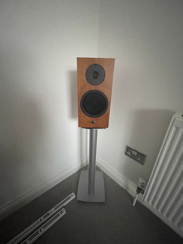 Linn speakers with stands - 2,