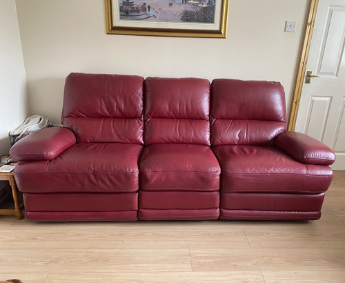 Two matching leather sofa’s