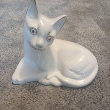 VINTAGE WHITE CERAMIC CAT  17cm H - 21cm L - 14cm W