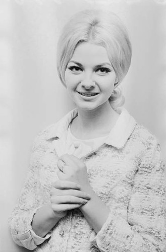 Welsh model and showgirl - , mandy
