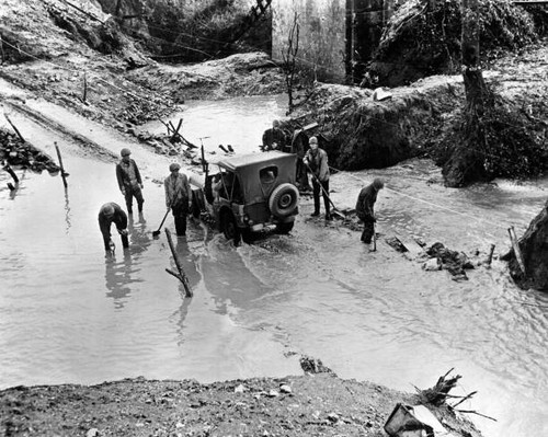 Soldiers digging earth allow