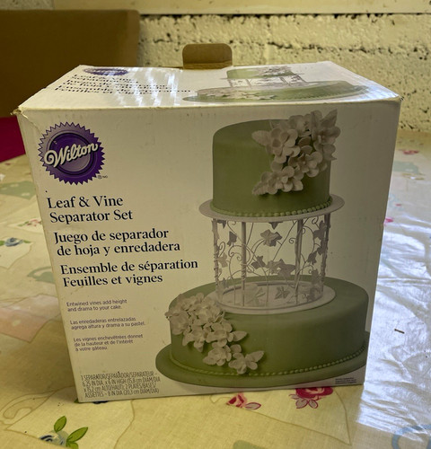 Wilton leaf vine round white - round,