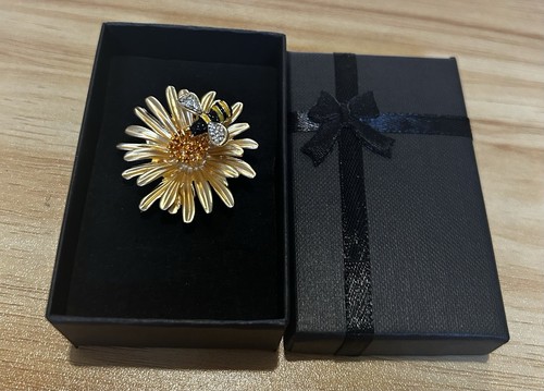 Beautiful gold coloured daisy - gold,