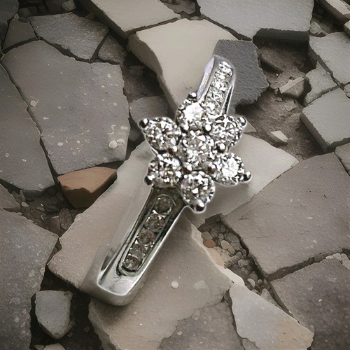 Totally gorgeous 18ct - gorgeous,