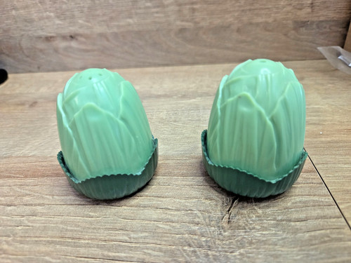 Vintage green plastic flower - green,