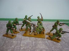 BRITAINS DEETAIL WW2 FULL SET 6 AMERICAN SOLDIERS & 75MM GUN & CREW BROWN BASES