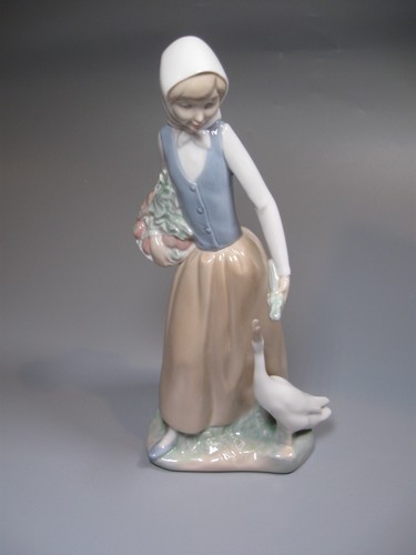Nao lladro girl feeding - lladro,
