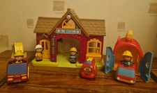 ELC Happyland Firestation bundle: Fire engines, Figures Working lights/sound VGC