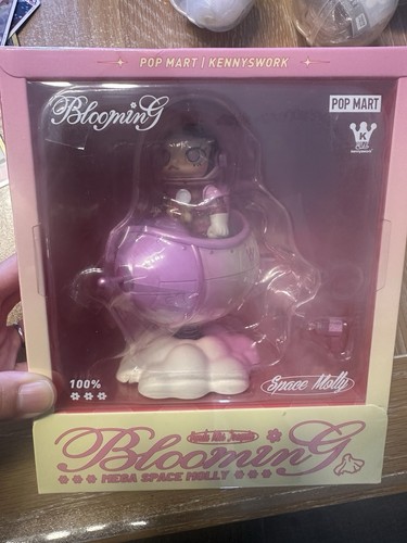 Pop mart mega - mega, molly