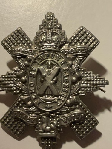 Black watch cap badge - black,