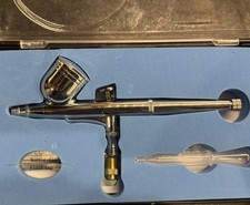 Gravity fed airbrush for