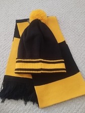 Bnwt  Wolverhampton Wanderers Colours Bobble Hat And Scarf Setv