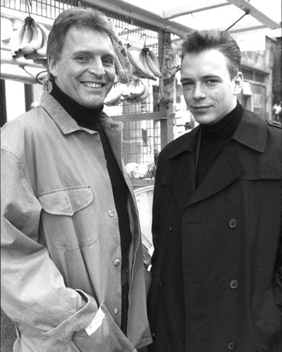 Eastenders early cast 8 - x, 8"
