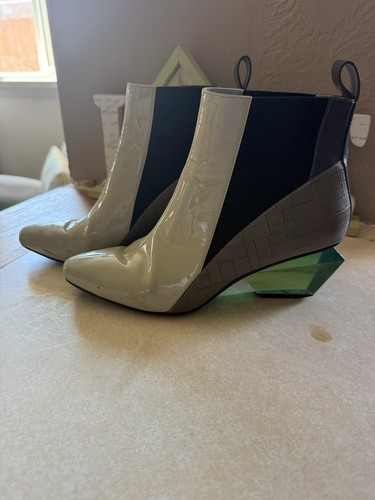 Woman united nude - united, block