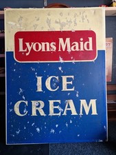 Vintage 1960's Metal Lyons