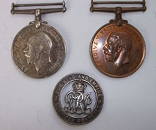 WORLD WAR 1 PAIR AND SILVER "FOR SERVICE" BADGE TO BRITISH MERCHANT NAVY