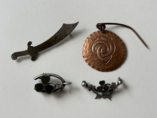 Antique irish brooches - -,