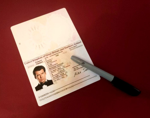Prop james bond die - james,