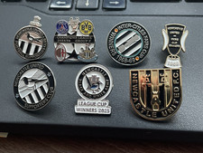 7nr DIFFERENT NEWCASTLE UNITED FC - BADGES (4)