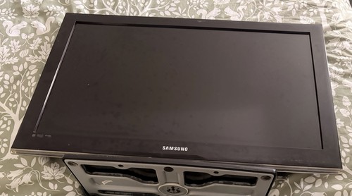 Samsung full lcd tv - 32”,