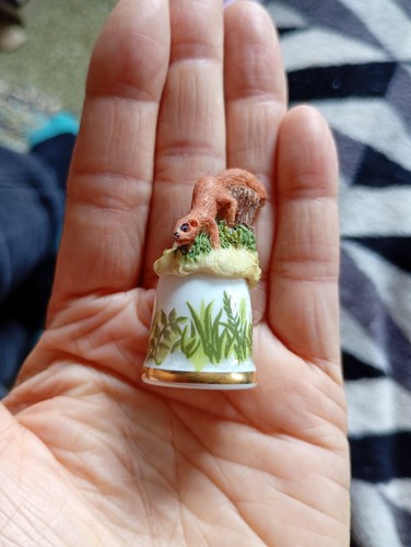 Red squirrel thimble - red,